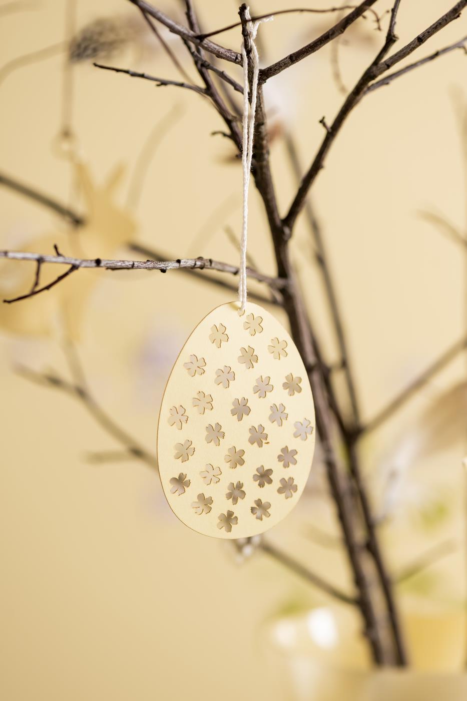 Påskeæg med blomster hulmønster på gren