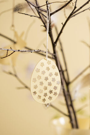 Påskeæg med blomster hulmønster på gren
