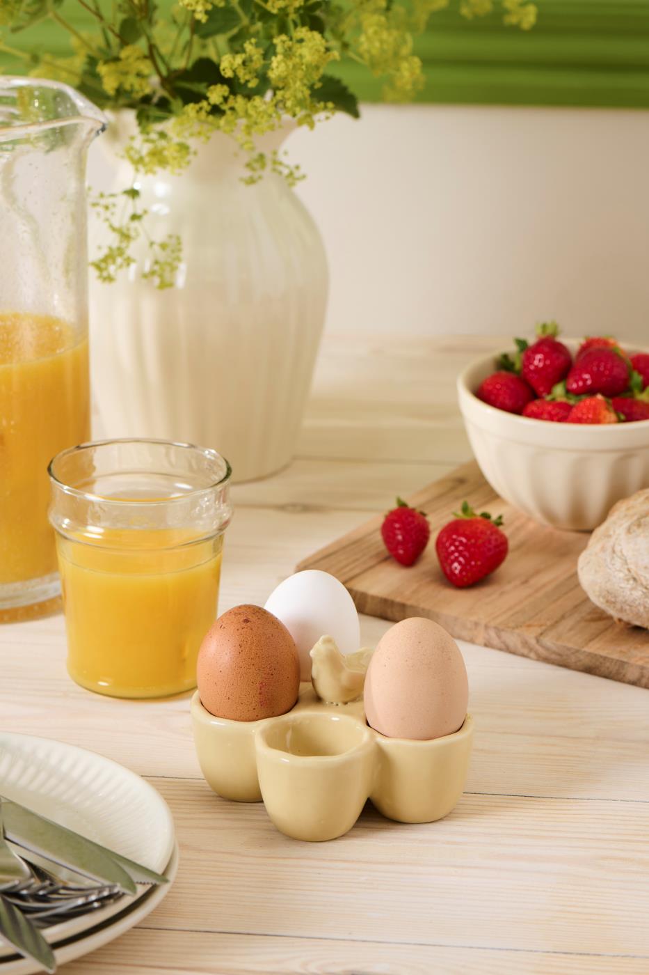 Æggeholder i gul med æg i fra Ib Laursen