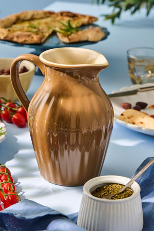 Hazelnut Mynte kande med brede riller på et sommerdækket bord med mad og drikke