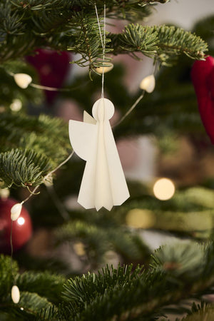 Engel 3-dimensional i hvidt papir fra Ib Laursen hængende på juletræet