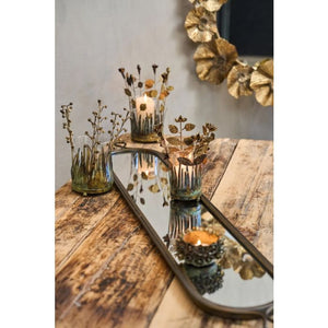 Spejlbakke på bord med lysestager som pynt