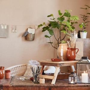 Ib Laursen Norr mini lanterne i mørkt metal som del af stilleben