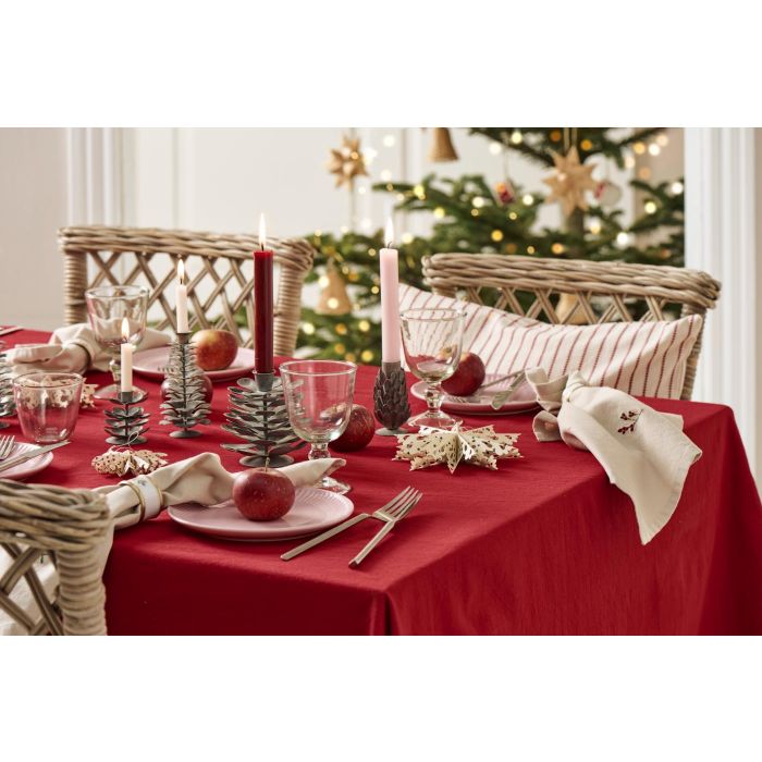 Juletræslys brugt i koglestager på et dækket julebord