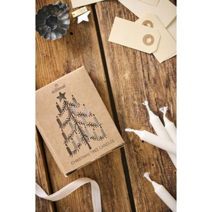 Dekorativ pakke med juletræslys liggende på et træbord