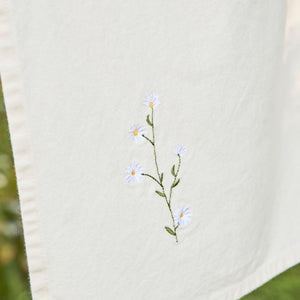 Nærbillede af Ib Laursen Flora viskestykke med hvide margueritter 