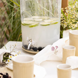 Ib Laursen Flora stofserviet med valmue foran beholder med lemonade