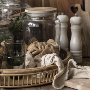 Salt- og peberkværn stående i baggrunden