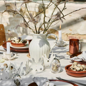 7 l i farven butter cream med blomster i vindueskarm