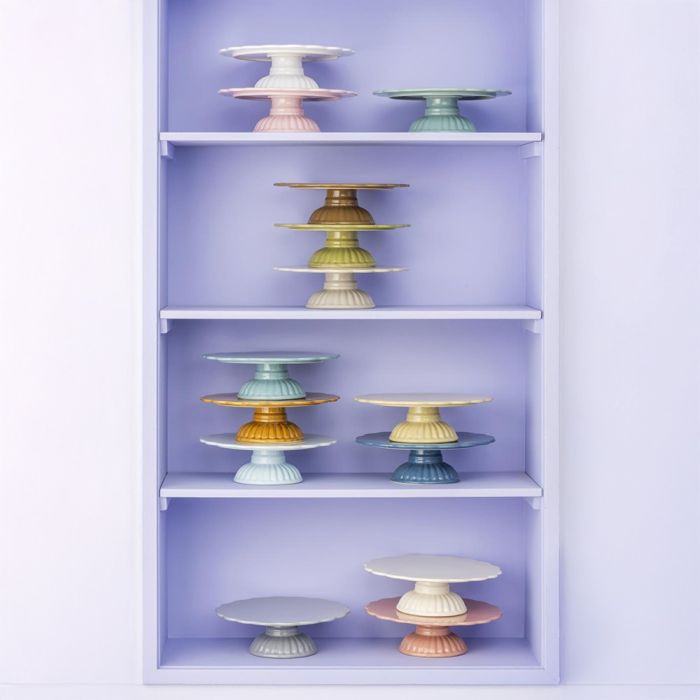 Lilla reol med kagefade på fod fra Ib Laursen Mynte serien