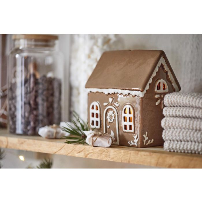 Honningkagehus til fyrfadslys med dørkrans