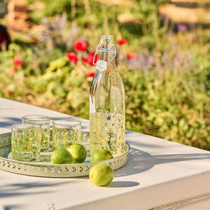 Ib Laursen Summer Field glasflaske med patentlåg på bakke med glas i samme serie