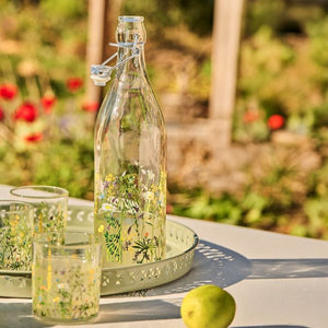 Ib Laursen Summer Field glasflaske med patentlåg på bakke udendørs i solskin