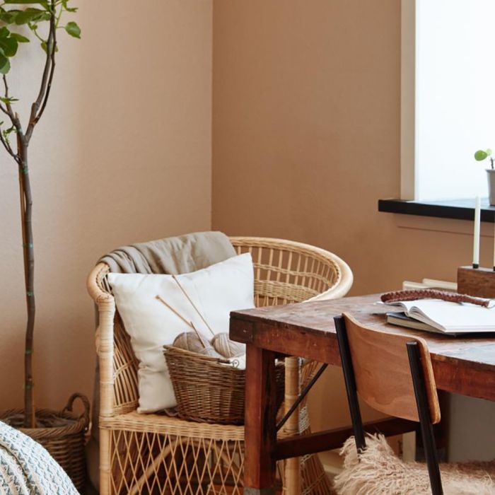 Ib Laursen opbevaringskurv i pil med to hanke med strikketøj på stol ved skrivebord