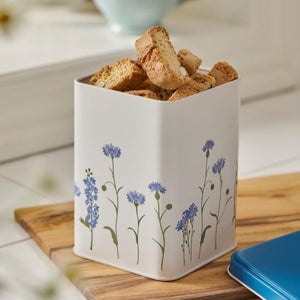 Ib Laursen kagedåse med blå kornblomster fyldt med småkager