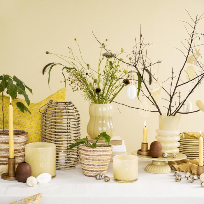 Ib Laursen stribet opbevaringskurv i majsblade i stilleben i gule nuancer