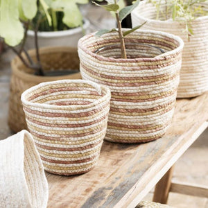 Ib Laursen stribet opbevaringskurv i majsblade i to størrelser