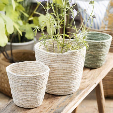 Ib Laursen cremefarvet urtepotteskjuler i majsblade i to størrelser