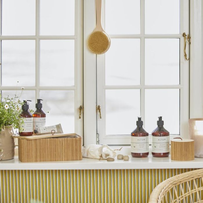 Nærbillede af Ib Laursen ALTUM Meadow håndsæbe 500 ml i vindueskarm med andre produkter i samme serie