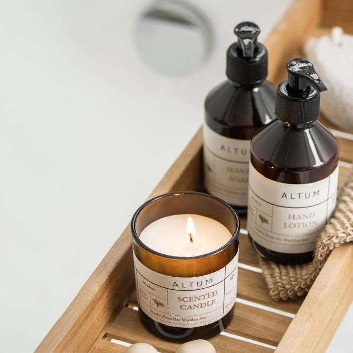 ALTUM Meadow håndsæbe 250 ml fra Ib Laursen med levende lys i samme duft