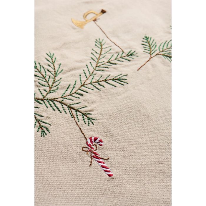 Bordløber Ib Laursen Tradition med granranke