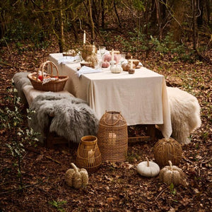 Ib Laursen hvid stofserviet med broderi som del af opdækket efterårsbord