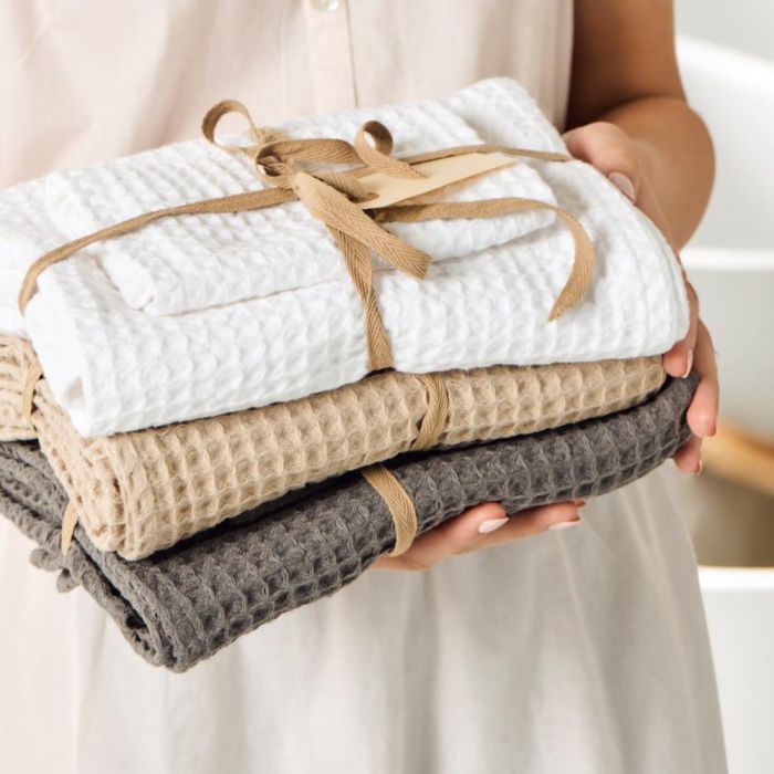 Person holder Ib Laursen Liseleje håndklæder 50x100 cm i tre forskellige farver