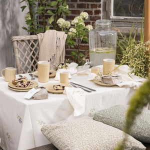 Ib Laursen Flora dug i butter cream med broderi på opdækket terrassebord