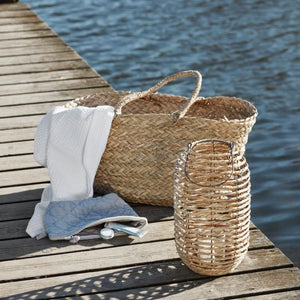 Hvidt Liseleje håndklæde 50x100 cm fra Ib Laursen i kurv på badebro