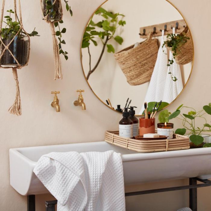 Hvidt Liseleje håndklæde 50x100 cm fra Ib Laursen hængende ved vask i badeværelse