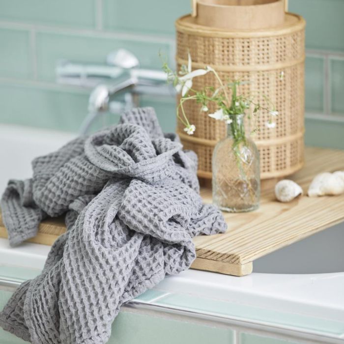 Ib Laursen antracit Liseleje håndklæde 50x100 cm ligger på træbakke ved vask