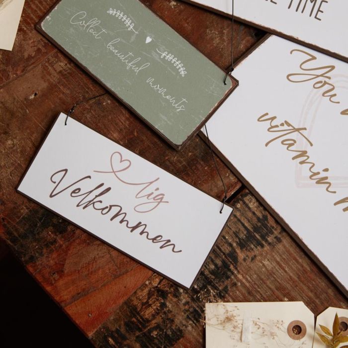 Ib Laursen metalskilt med teksten Hjertelig Velkommen med andre metalskilte fra samme producent