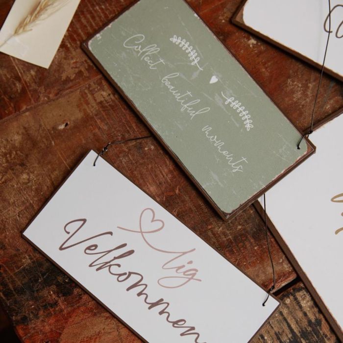 Ib Laursen metalskilt med teksten Collect Beautiful Moments og et andet med Hjertelig velkommen