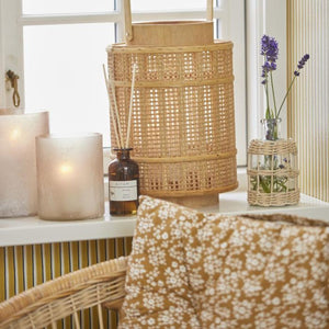 ALTUM Meadow duftpinde fra Ib Laursen i vindueskarm med flettet lanterne