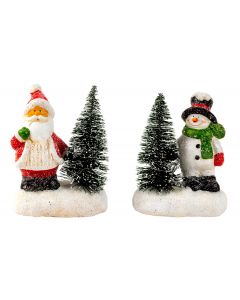 Julemand eller snemand ved siden af juletræ med lys
