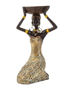 Afrikansk dam sittande med skål på huvudet