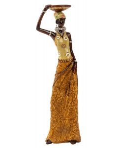 Afrikansk dam som står med skål på huvudet