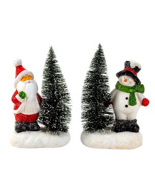 Julemand eller snemand ved siden af juletræ med lys